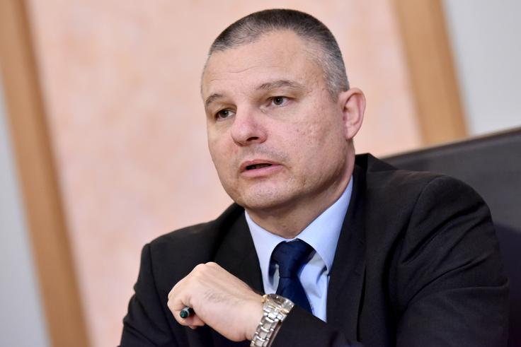 "Nisem življenjsko vezan na funkcijo direktorja NPU," je Muženič odgovoril na vprašanje članice preiskovalne komisije in poslanke NSi Vide Čadonič Špelič, ki jo je zanimalo, ali je Muženič kot direktor NPU nezamenljiv.  | Foto: STA ,