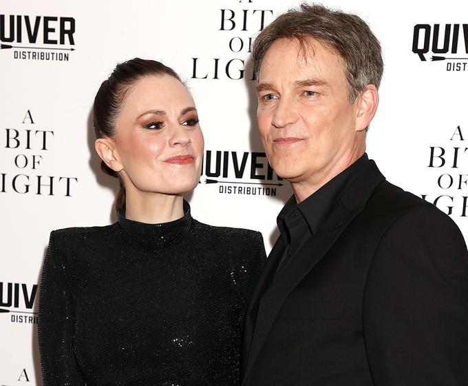 Na premieri jo je spremljal mož Stephen Moyer, ki ga je spoznala na snemanju serije Prava kri. | Foto: Guliverimage