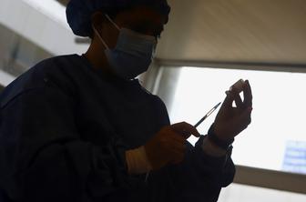 Slovenski zdravniki, ki so proti cepljenju, nasedli goreči proticepilki