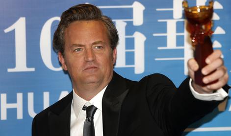 Umrl je igralec Matthew Perry