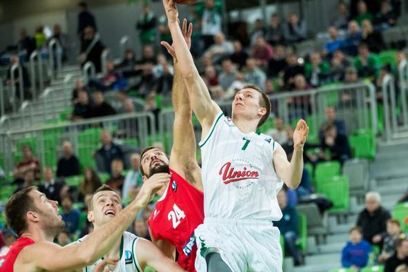 Olimpija navdušila in napredovala