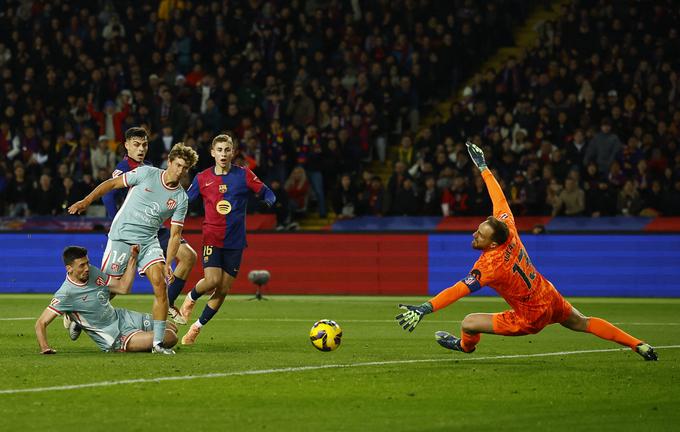 Pedri je premagal Jana Oblaka v 30. minuti, a je na koncu dvoboja objokoval nov poraz Barcelone, s katerim so se Katalonci poslovili od prvega mesta. | Foto: Reuters