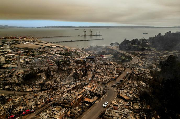 Čile požar | Požari so v dveh regijah do zdaj uničili skoraj 8.500 hektarjev zemlje in ogrozili več skupnosti, ki živijo v njih.  | Foto Reuters