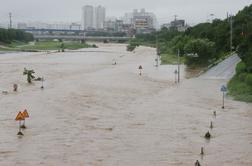 Močno deževje v Južni Koreji in na Japonskem terjalo smrtne žrtve