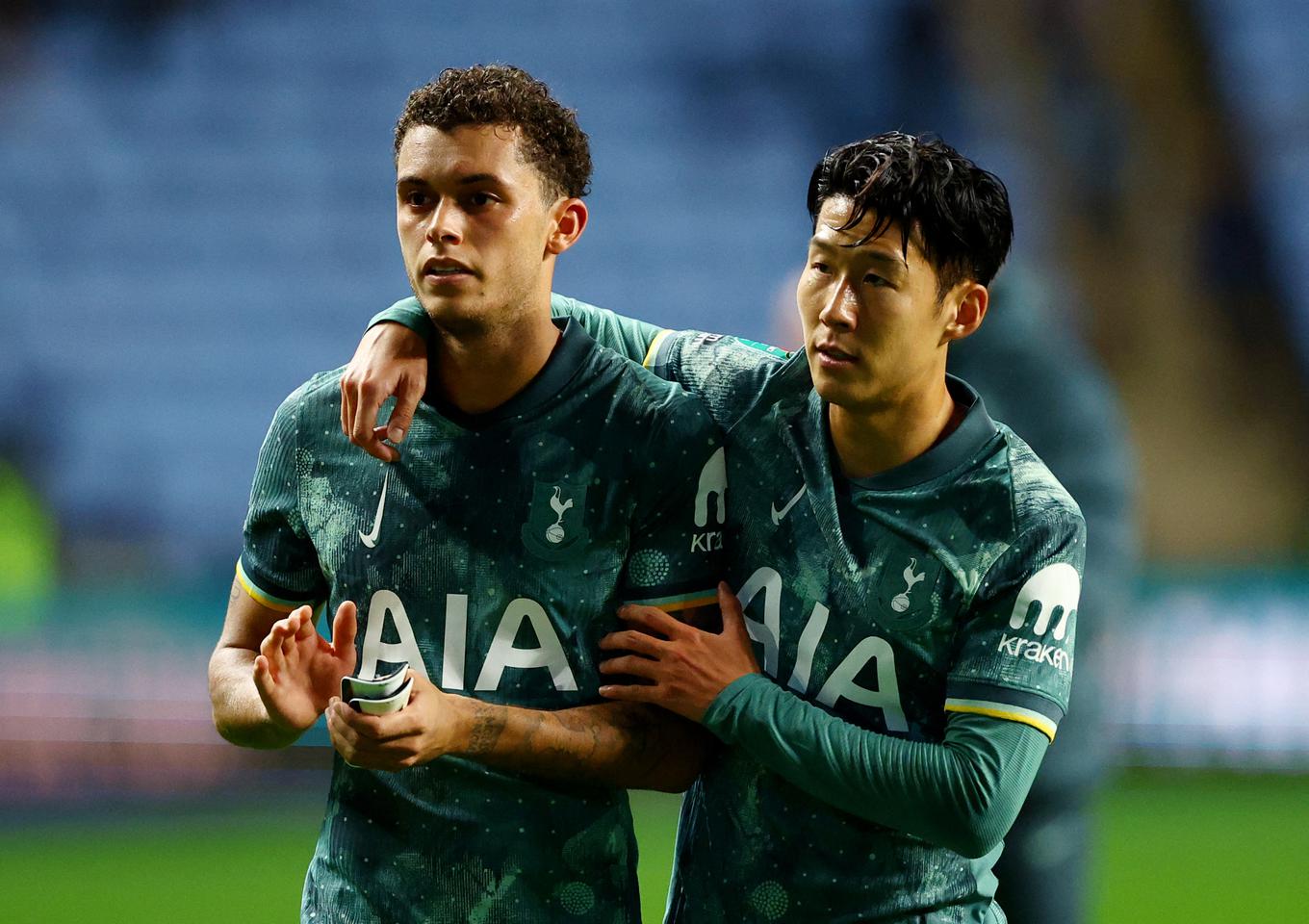 Brennan Johnson (à esquerda) marcou o gol da vitória para o Tottenham nos acréscimos. | Foto: Reuters