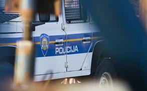 Poskus uboja: 26-letnik z ostrim predmetom nad 21-letno dekle