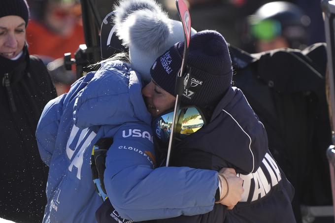 Lindsey Vonn v objemu zmagovalke Federice Brignone | Foto: Guliverimage