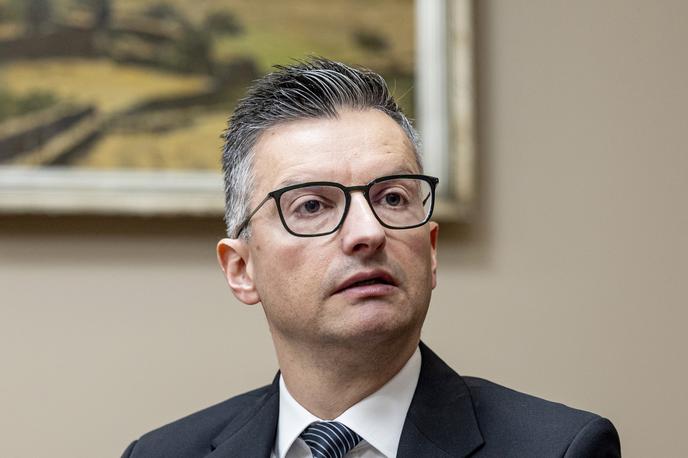 Marjan Šarec | Šarec pravi, da gre pri Prebiličevem konceptu stranke za stokrat prežvečen koncept, ki "nas lahko prerodi ravno toliko, kot slabo zaprta sparjena mineralna voda, stoječa teden dni na kuhinjski polici, iz katere so mehurčki že zdavnaj izginili". | Foto Ana Kovač