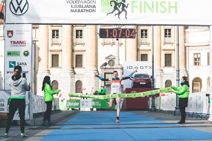 V cilj malega maratona je s časom 1:07:02 najhitreje pritekel maratonski olimpijec Primož Kobe. Štiridesetletni Dolenjec, ki se vrača po okužbi z novim koronavirusom, je startal ekspresno hitro, nato pa vseh 21 kilometrov pretekel samostojno. | Foto: Grega Valančič/Sportida