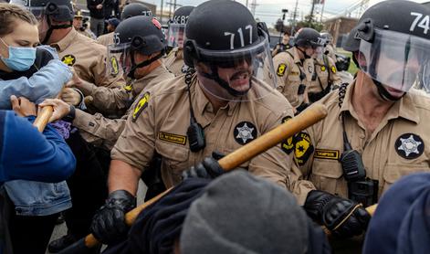 Sodnik ukazal izpustitev več sto pridržanih med racijami proti priseljencem