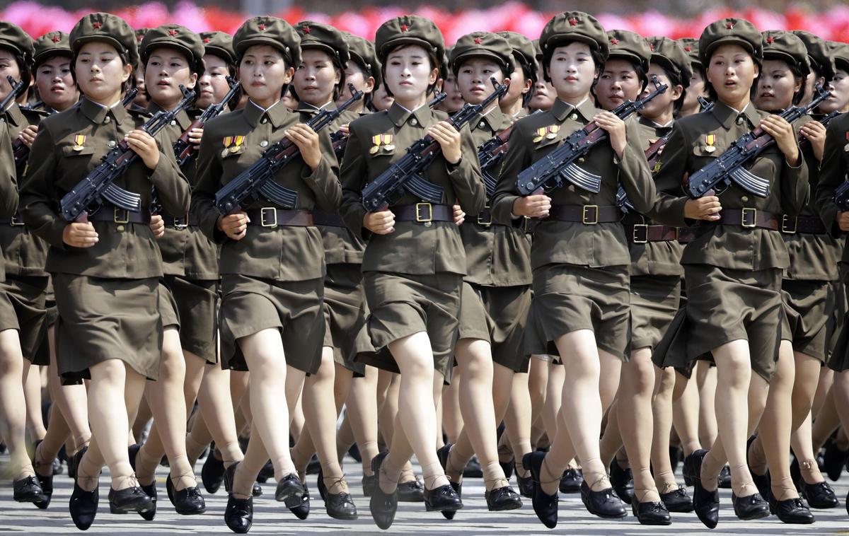 Severna Koreja |  Severnokorejski režim pogosto v ospredje postavlja ženske, s čimer želi omiliti podobo totalitarne države v svetu. | Foto Reuters