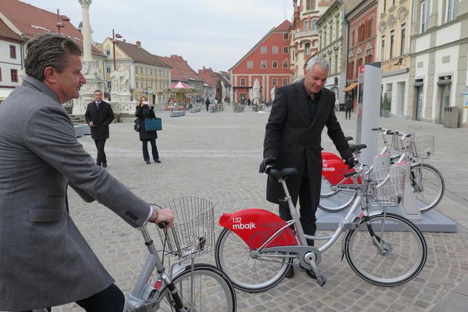 Europkalat tako v Mariboru kot drugih mestih lokacije za svoje oglaševalske objekte v glavnem pridobi na podlagi javno-zasebnega partnerstva, po katerem postavi in vzdržuje sisteme izposoje mestnih koles in avtobusne nadstrešnice. | Foto: STA