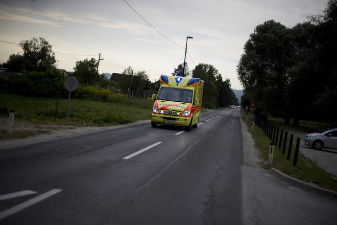 Voznik namenoma povozil štoparki?