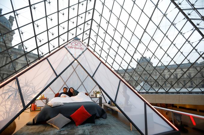 Zmagovalcu v Louvru obljubljajo, da bo spal v glamuroznem belem šotoru. Ta predstavlja stekleno piramido, ki krasi znameniti pariški muzej. | Foto: Reuters