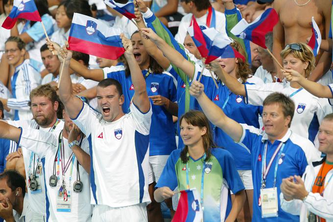 Mankoč na olimpijskih igrah v Atenah leta 2004 v družbi plavalne reprezentance spodbuja slovenske olimpijce.  | Foto: Aleš Fevžer