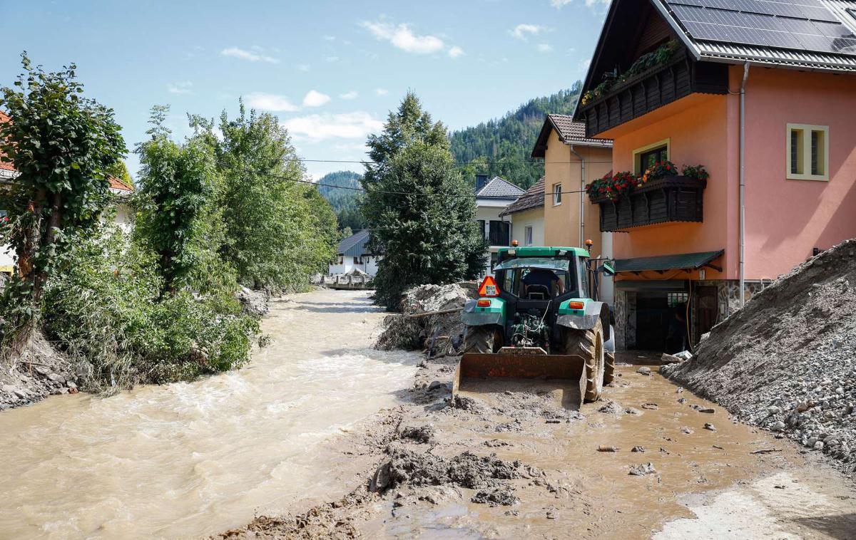 Poplave | Voda, ki je poplavila območja in prostore, je onesnažena, ker so v njej lahko kanalizacijska voda, odpadki, trupla živali, nevarne snovi, večji predmeti in blato. | Foto STA