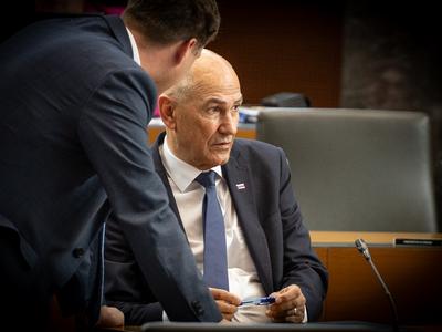 Vlada Janeza Janše takoj na delo: prva velika sprememba že po 20 minutah