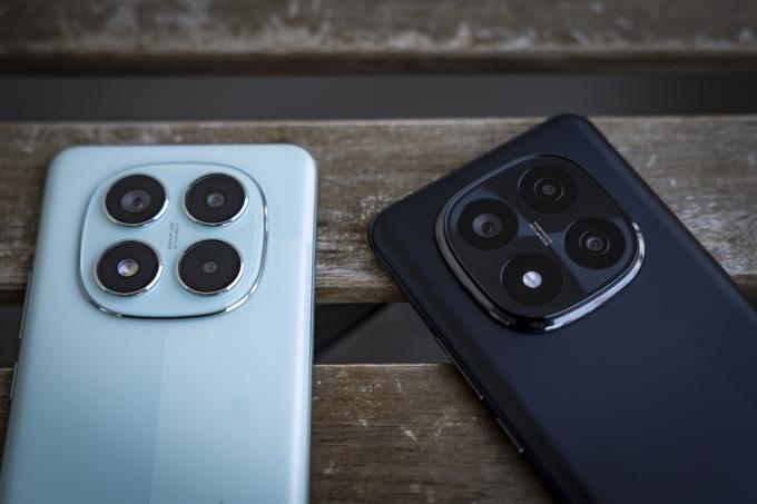 Zadnja stran pametnih telefonov Xiaomi Redmi Note 14 Pro (levo, modra barva) in Xiaomi Redmi Note 14 Pro+ (desno, črna barva) | Foto: Ana Kovač