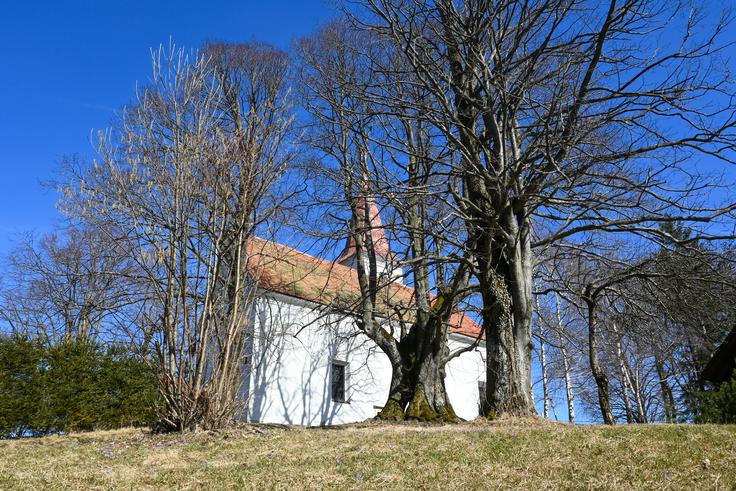 Nasproti Velikega Slomnika se dviga greben Šmohorja s cerkvijo sv. Mohorja in planinskim domom. | Foto: Matej Podgoršek