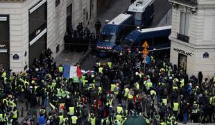 Po vsej Franciji protestira 31 tisoč rumenih jopičev, aretirali 700 ljudi #foto