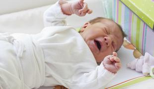 Pomoč dojenčku pri kolikah oziroma trebušnih krčih