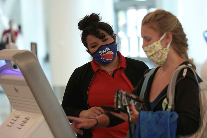 Vedno več ameriških zveznih držav spet uvaja obvezno nošenje mask v javnih prostorih. | Foto: STA ,