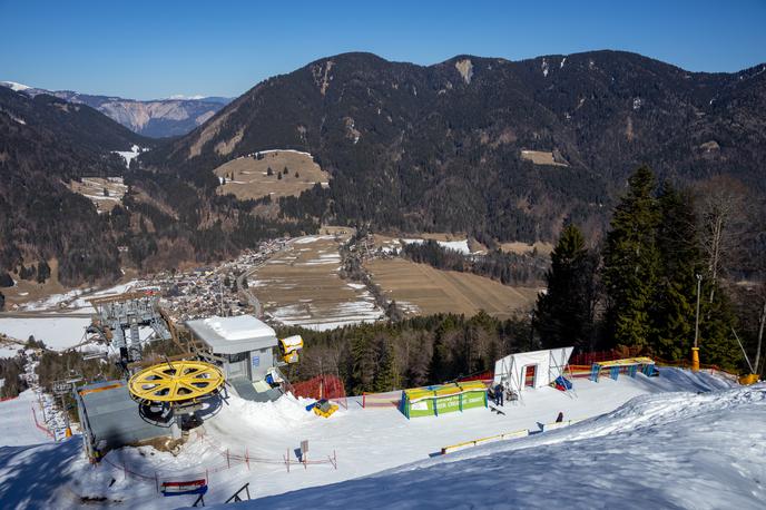 Kranjska Gora | Podkorenska strmina je na senčnem pobočju, zato so lahko kljub toplemu vremenu pripravili izvrstno progo. Predvsem pa so številni celotno zimo trdo garali. V soboto se bodo izpod Vitranca spustili veleslalomisti, v nedeljo še slalomisti. | Foto Matej Podgoršek