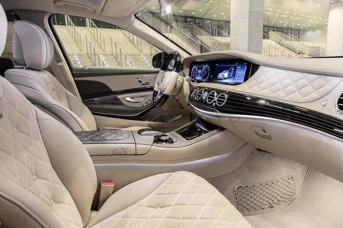 Voznikov delovni prostor je oplemeniten z novimi volanskimi obroči, opremljenimi s touch drsniki in preglednejšimi ter izdatnejše prilagodljivim digitalnim sklopom merilnikov (klasični, športni in progresivni prikaz), ki ga sestavljata dva visokoresolucijska zaslona. Vsak ima 12,3-palčno diagonalo. | Foto: Mercedes-Benz