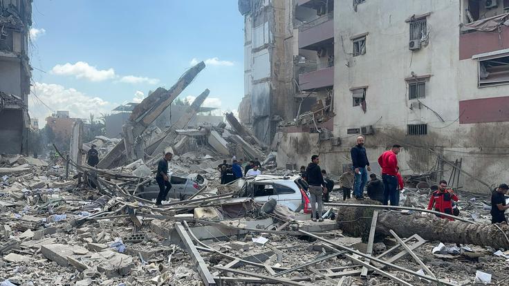 Na območju Irana, Iraka, Libanona in Izraela je bilo do vključno 8. aprila, kot je razvidno iz poročila WHO o globalnih razmerah, zabeleženih 4.234 smrtnih žrtev in 45.670 ranjenih. Največ ljudi je umrlo v Iranu in Libanonu, v prvem okoli 2.300, v drugem pa okoli 1.700. Od konca februarja je svoje domove v Iranu zapustilo okoli 3,2 milijona ljudi, več kot milijon pa v Libanonu, še kažejo podatki WHO. | Foto: Reuters