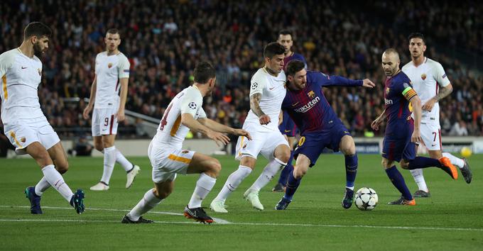 Lionel Messi se proti Romi ni vpisal med strelce, je pa imel z Andresom Iniesto pomembno vlogo pri prvem avtogolu, ko je lastno mrežo zatresel Daniele de Rossi.  | Foto: Reuters