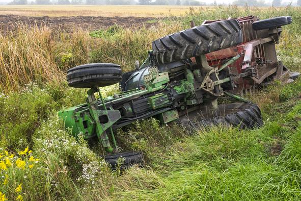 Traktor se je prevrnil na voznika, ki je umrl