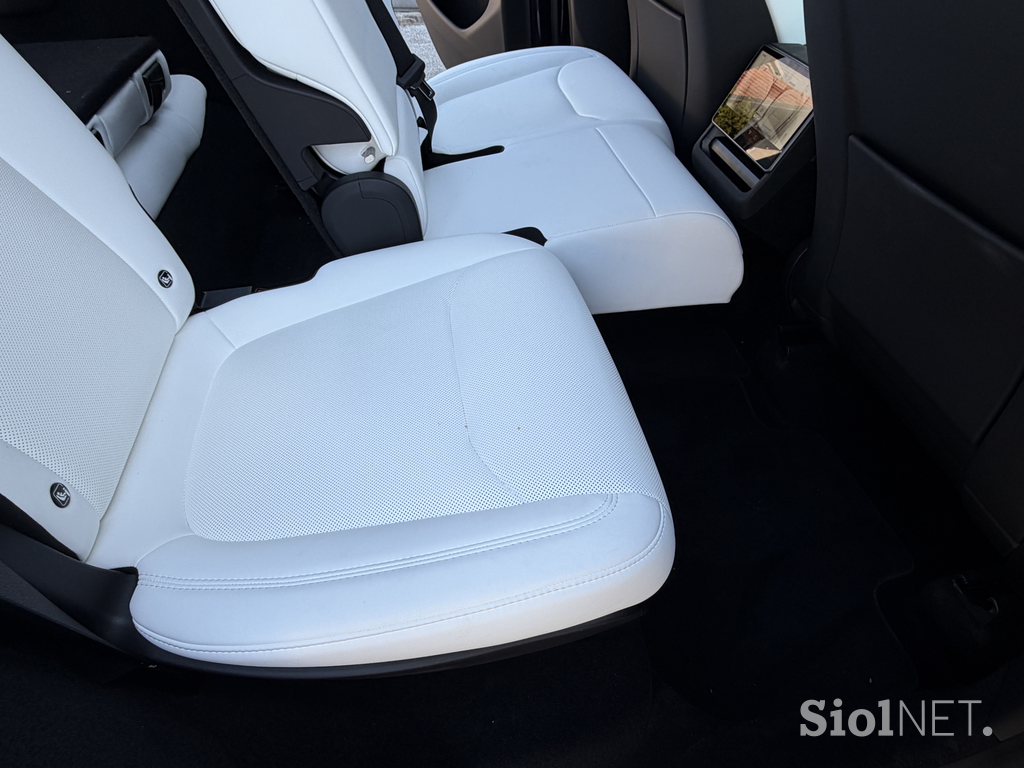 Tesla model Y 7 sedežev