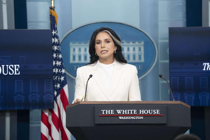 Direktorica ameriške nacionalne obveščevalne agencije Tulsi Gabbard velja za polarizirajočo politično osebnost. Gabbardova je nekdanja demokratka, ki je v vrste ameriške republikanske stranke in s tem med podpornike Donalda Trumpa prestopila šele leta 2024. Kritiki ji pogosto očitajo tudi simpatiziranje z avtoritarnimi režimi Vladimirja Putina in Bašarja al Asada, ki ga je leta 2017 tudi na skrivaj obiskala v Siriji. Zaradi tega je po mnenju mnogih neprimerna za funkcijo, ki jo zaseda.  | Foto: Reuters