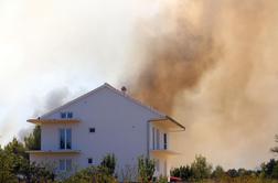 V Dalmaciji izbruhnil požar: evakuirali prebivalce, na delu so kanaderji