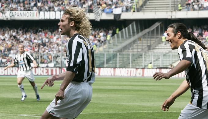 S Pavlom Nedvedom sta bila, vsak na svoji strani igrišča, zaščitni znak takratnega Juventusa, ki sta mu ostala zvesta tudi ob selitvi v drugo ligo. | Foto: Reuters