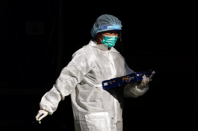 Koronavirus na Kitajskem | Moškega, ki je med prestajanjem karantene za osem sekund stopil iz sobe, so na Tajvanu kaznovali z okoli 3.500 ameriških dolarjev globe. | Foto Reuters