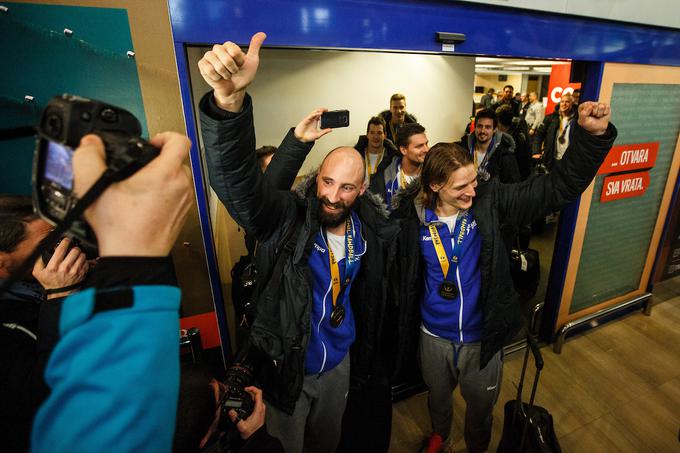 Tako je kapetan v nedeljo pozdravil navijače na zagrebškem letališču. | Foto: Grega Valančič/Sportida