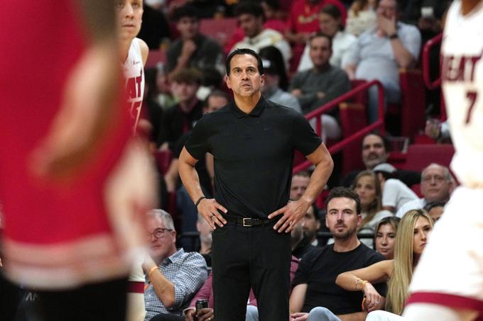 Erik Spoelstra svojega prvega zvezdnika na zadnjih dveh tekmah v zadnji četrtini sploh ni poslal na parket. | Foto: Reuters