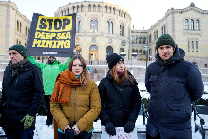 Podnebni aktivisti na protestu proti rudarjenju morskega dna na Norveškem. | Foto: Reuters