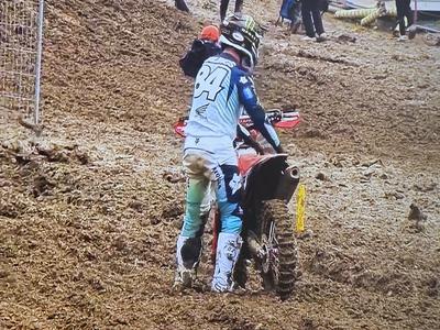 Dirka snetih verig! Odstop največjih tekmecev, a Gajser tega ni izkoristil.