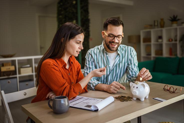 Pri upravljanju osebnih financ pogosto velja preprosto pravilo: nikoli ne nosi vseh jajc v eni košari. Del denarja je smiselno imeti na banki, na primer za nekaj mesecev življenjskih stroškov ali za večje nakupe v bližnji prihodnosti. Presežke prihrankov pa številni usmerijo v naložbe, kjer lahko dolgoročno ustvarjajo donos. Za začetnike so skladi pogosto preprostejši vstop v svet investiranja, saj omogočajo razpršen portfelj, strokovno upravljanje in dolgoročen pristop z rednimi mesečnimi vplačili. | Foto: Shutterstock