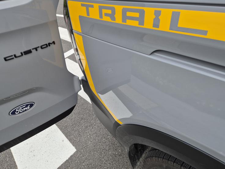 Krilni par vrat se odpira s 180-stopinjskim kotom, skozi odprtino širine 1,4 metra se lahko potisne evropaleto. Fiksna vlečna kljuka je na voljo ob doplačilu 480 evrov.  | Foto: Aleš Črnivec