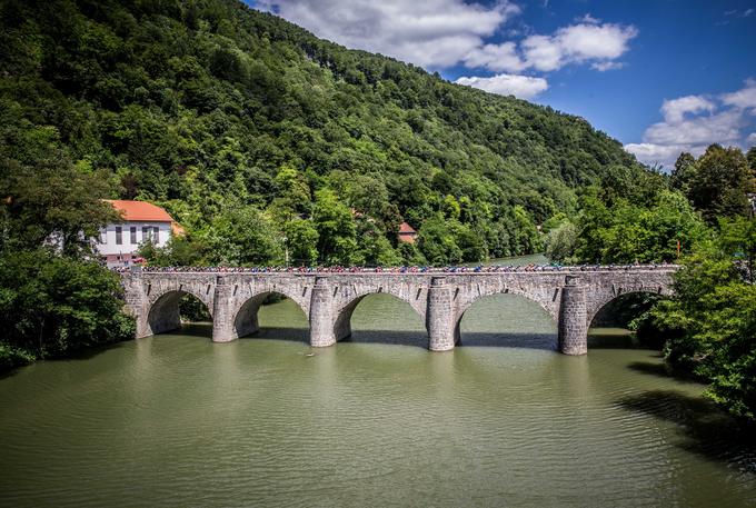 Kolesarje so v 4. etapi pozdravili tudi v Zidanem mostu, ki predstavlja pomembno železniško križišče Slovenije. | Foto: Vid Ponikvar