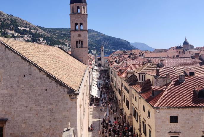 Trume obiskovalcev v vrsti čakale pred priljubljeno dubrovniško turistično točko
