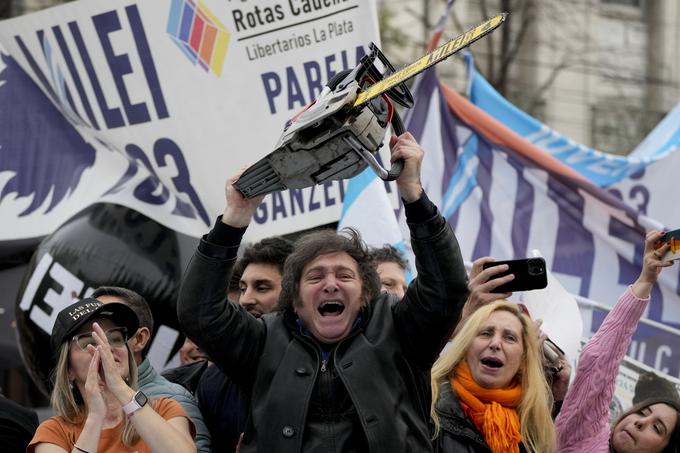 Zaščitni znak novega argentinskega predsednika je motorna žaga. Toda Milei je v drugem krogu predsedniških volitev 19. novembra 2023 zmagal z največjim naskokom pred tekmecem v zgodovini demokratične Argentine – prejel je 55,7 odstotka glasov volivcev oz. več kot 14 milijonov glasov, kar je največ v zgodovini države. | Foto: Guliverimage