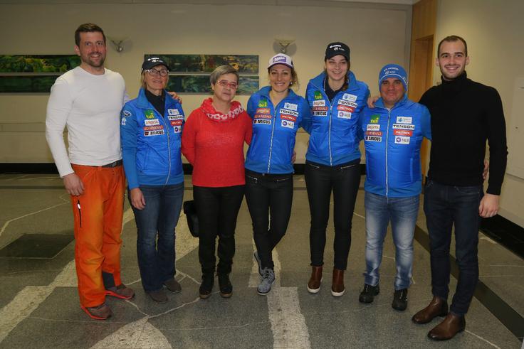 Ekipo Ilke Štuhec bodo v prihodnji sezoni poleg seveda Ilke sestavljali odvetnik Blaž Tomažin Bolcar, ki skrbi tudi za marketing, vodja ekipe in serviserka Darja Črnko, kineziologinja Anja Šešum, trener Grega Koštomaj in predstavnik za odnose z javnostmi Tilen Lamut. Na fotografiji (v rdečem) je še fizioterapevtka Darja Kramberger, ki Ilki pomaga v obdobju rehabilitacije. | Foto: Mediaspeed