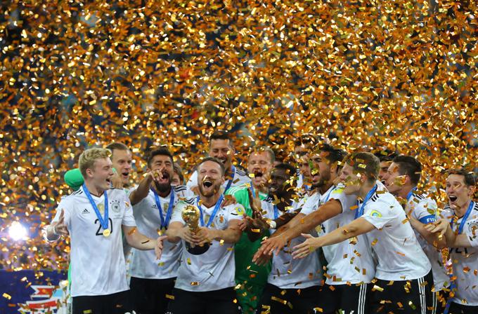 Legendarni napadalec angleške reprezentance Gary Lineker je nekoč dejal, da je nogomet preprosta igra, kjer se 22 nogometašev 90 minut podi za žogo, na koncu pa vedno zmagajo Nemci. Nemški nogometni stroj je aktualni svetovni prvak, glede na zasedbo in kakovost posameznikov pa tudi letos merijo na najvišja mesta. Na prvi dve mesti jih postavljajo tudi stavnice.  | Foto: Reuters
