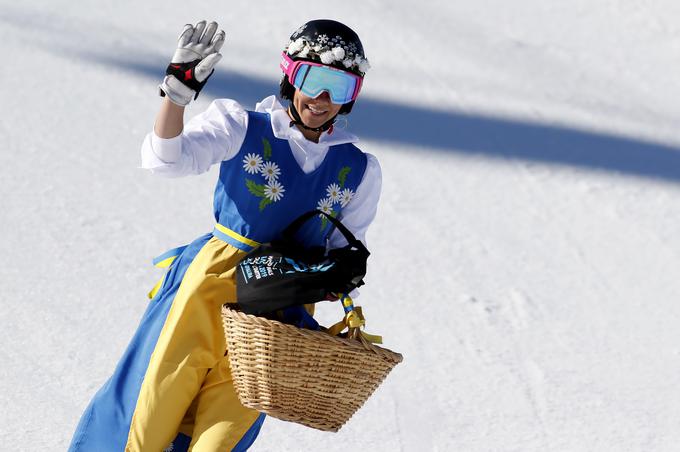 Kariero je končala marca 2019, ko se je na tekmi v Andori po smučini spustila oblečena v tradicionalno švedsko oblačilo in s pleteno košarko v rokah.  | Foto: Reuters