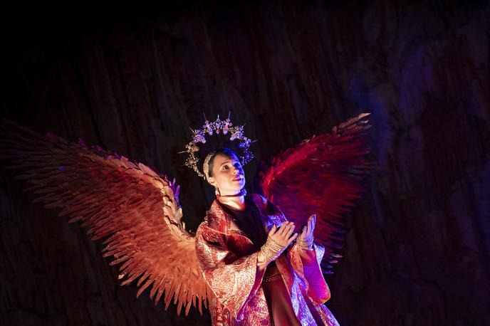 Žive jaslice v Postojnski jami | Predstava v praznično razsvetljeni Postojnski jami traja 90 minut ter zajema 3,5 kilometra vožnje z vlakcem in 1,5 kilometra pešpoti. | Foto Ana Kovač