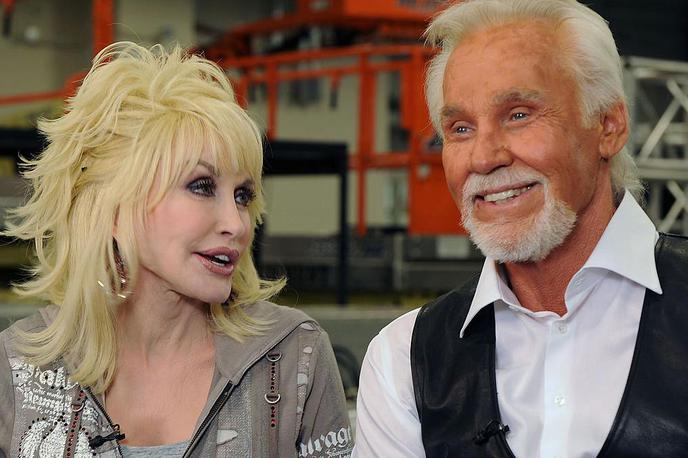 Kenny Rogers Dolly Parton | V 82. letu starosti se je poslovil velikan country glasbe Kenny Rogers. Eno največjih uspešnic, Isands in The Stream, je odpel z glasbeno divo Dolly Parton. | Foto Getty Images